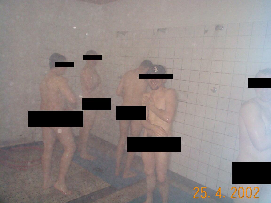 Nicht einmal in der Dusche hat man seine Ruhe... Wer ist hier wer?